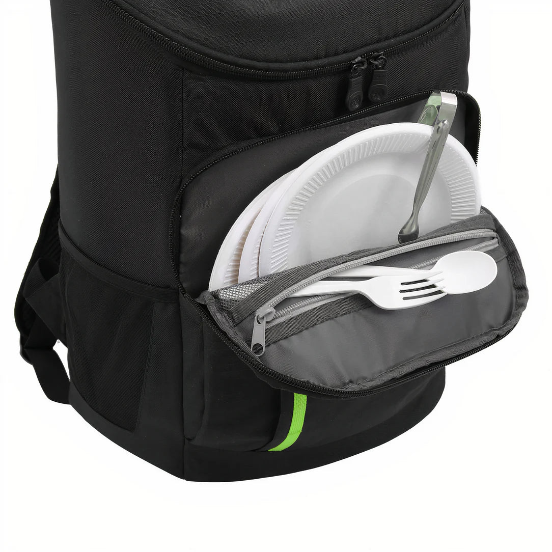 Sac à dos de marche isotherme noir avec poche frontale contenant assiettes en papier et couverts jetables