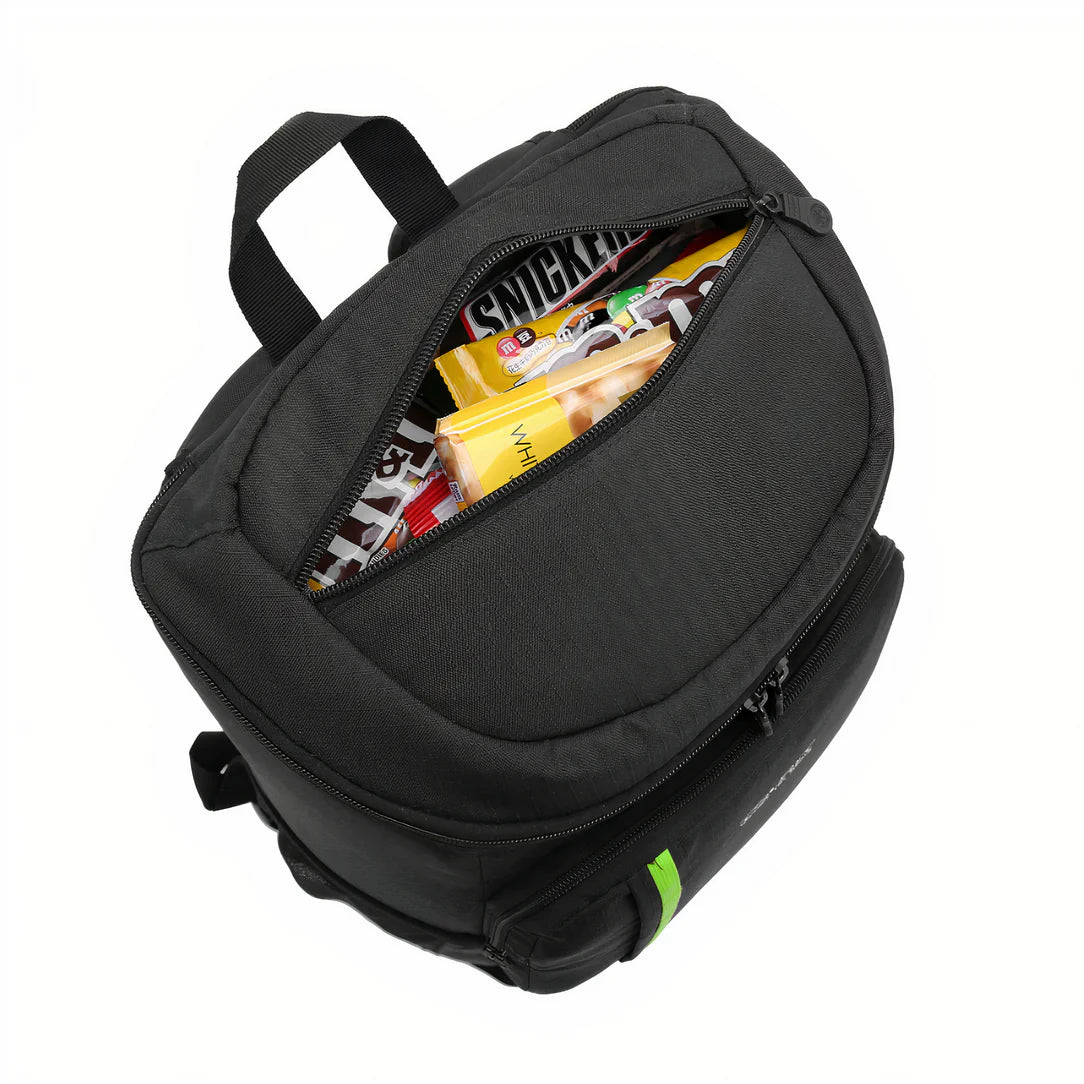Sac à dos de marche isotherme avec poche ouverte remplie de snacks pour randonnée