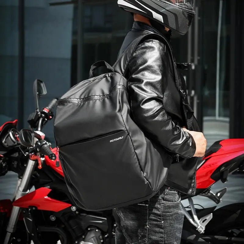 Sac à dos de moto noir porté par une personne en casque et veste en cuir
