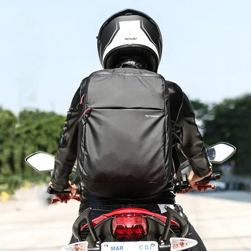 Sac à dos de moto noir porté par un motard sur sa moto