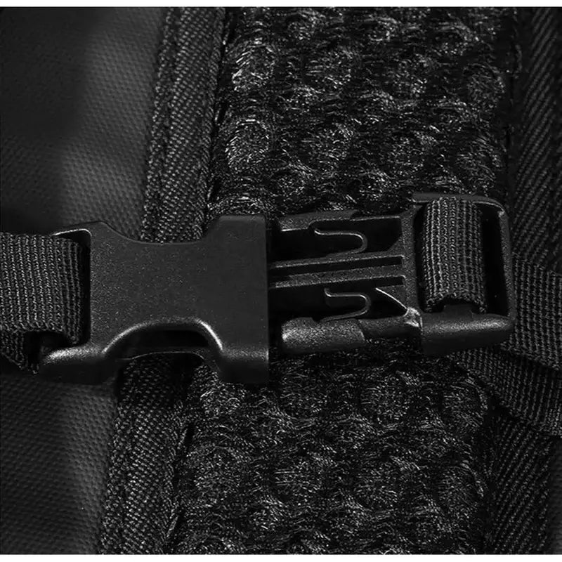 Boucle de libération latérale en plastique noir sur la sangle du sac à dos de moto