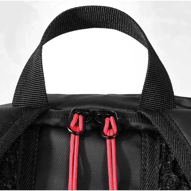Sac à dos de moto noir avec poignée supérieure et tirettes de fermeture rouges