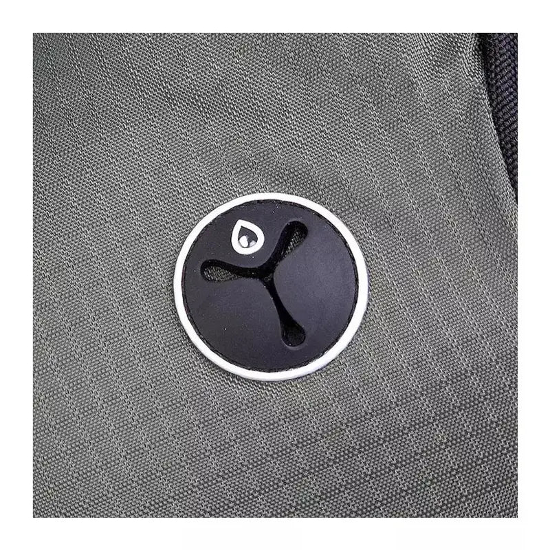 Patch rond noir et blanc avec un Y stylisé et une goutte, pour Sac à dos de randonnée 40L