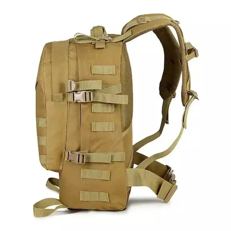 Sac à dos de randonnée homme tan avec de multiples sangles et boucles extérieures