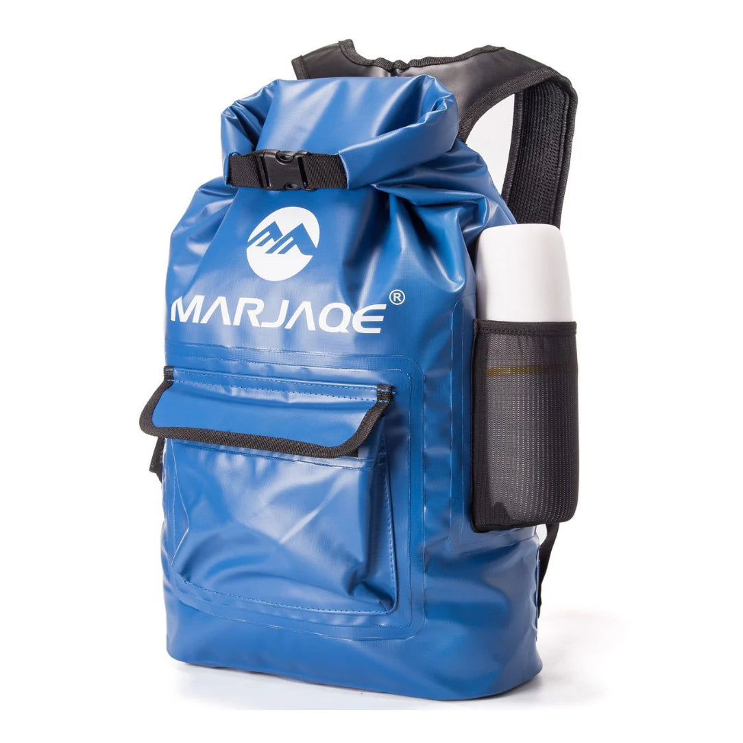 Sac à dos Marjaqe bleu étanche avec bretelles noires et bouteille blanche