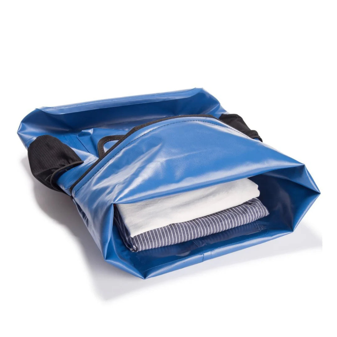 Sac à dos de sport aquatique Marjaqe bleu étanche avec sangles noires pour vêtements pliés