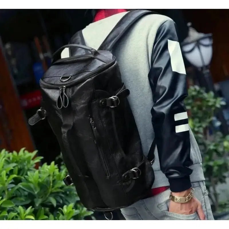 Sac à dos de sport en cuir noir avec plusieurs compartiments et hardware argenté