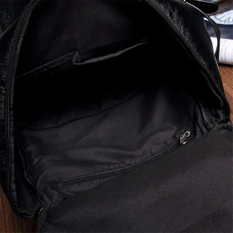 Intérieur ouvert du sac à dos de sport en cuir en faux cuir avec plusieurs poches