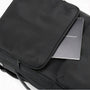 Sac à dos de travail antivol TSA Guardian en tissu noir avec compartiment partiellement zippé et cahier à l’intérieur