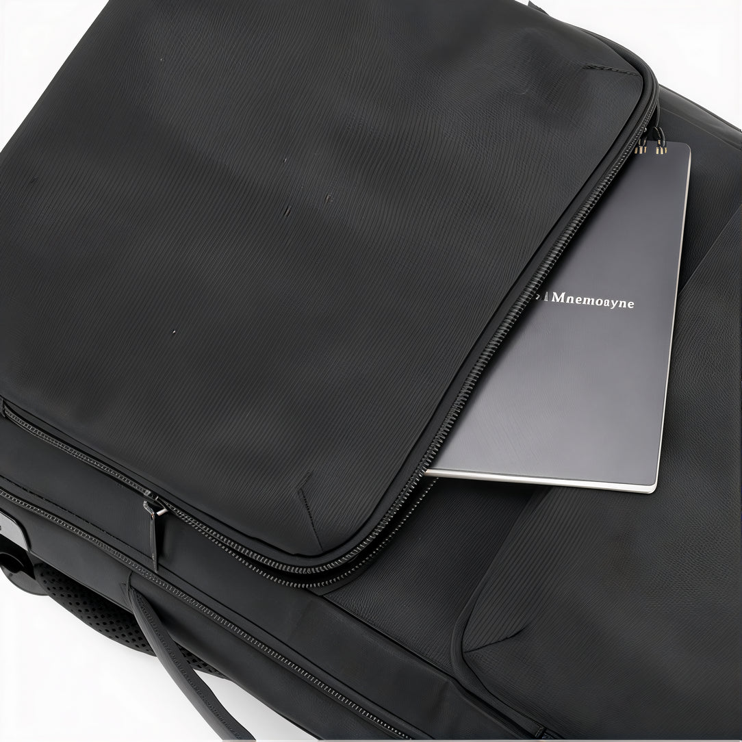 Sac à dos de travail antivol TSA Guardian en tissu noir avec compartiment partiellement zippé et cahier à l’intérieur