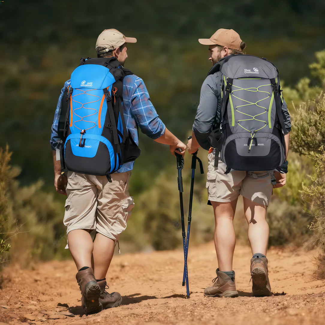 Deux hommes en randonnée avec sac à dos de trekking 65L Outlander et bâtons