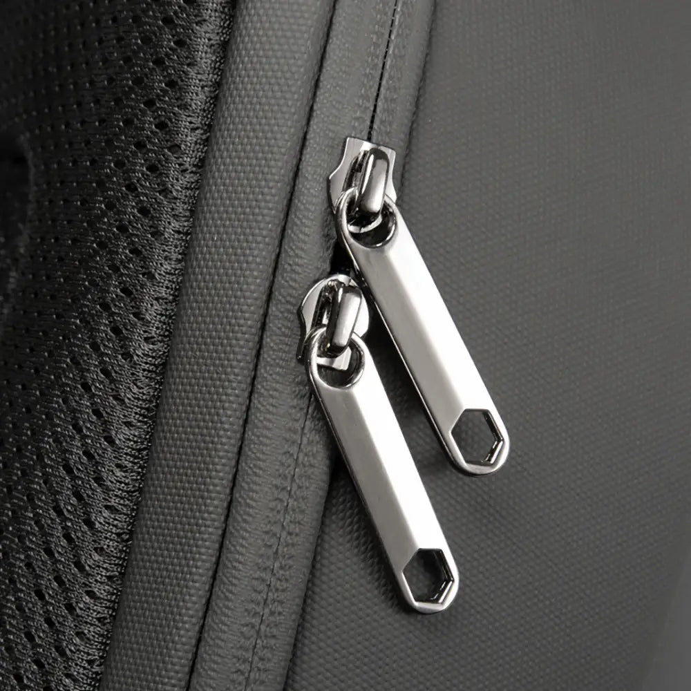 Zoom sur les tirettes en métal du Sac à dos de ville antivol CityGuard
