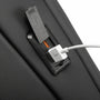 Port de chargement USB externe sur un sac à dos de ville antivol CityGuard noir texturé