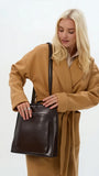 Sac à dos de ville femme en cuir marron foncé structuré avec fermeture éclair noire
