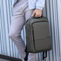 Personne tenant un sac à dos de ville PC 15 pouces Astra gris avec plusieurs compartiments zipés