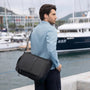 Homme portant un sac à dos de ville PC 15 pouces Astra avec bandoulière noire