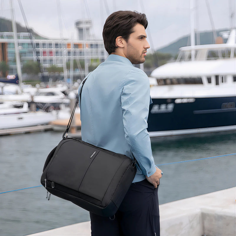 Homme portant un sac à dos de ville PC 15 pouces Astra avec bandoulière noire