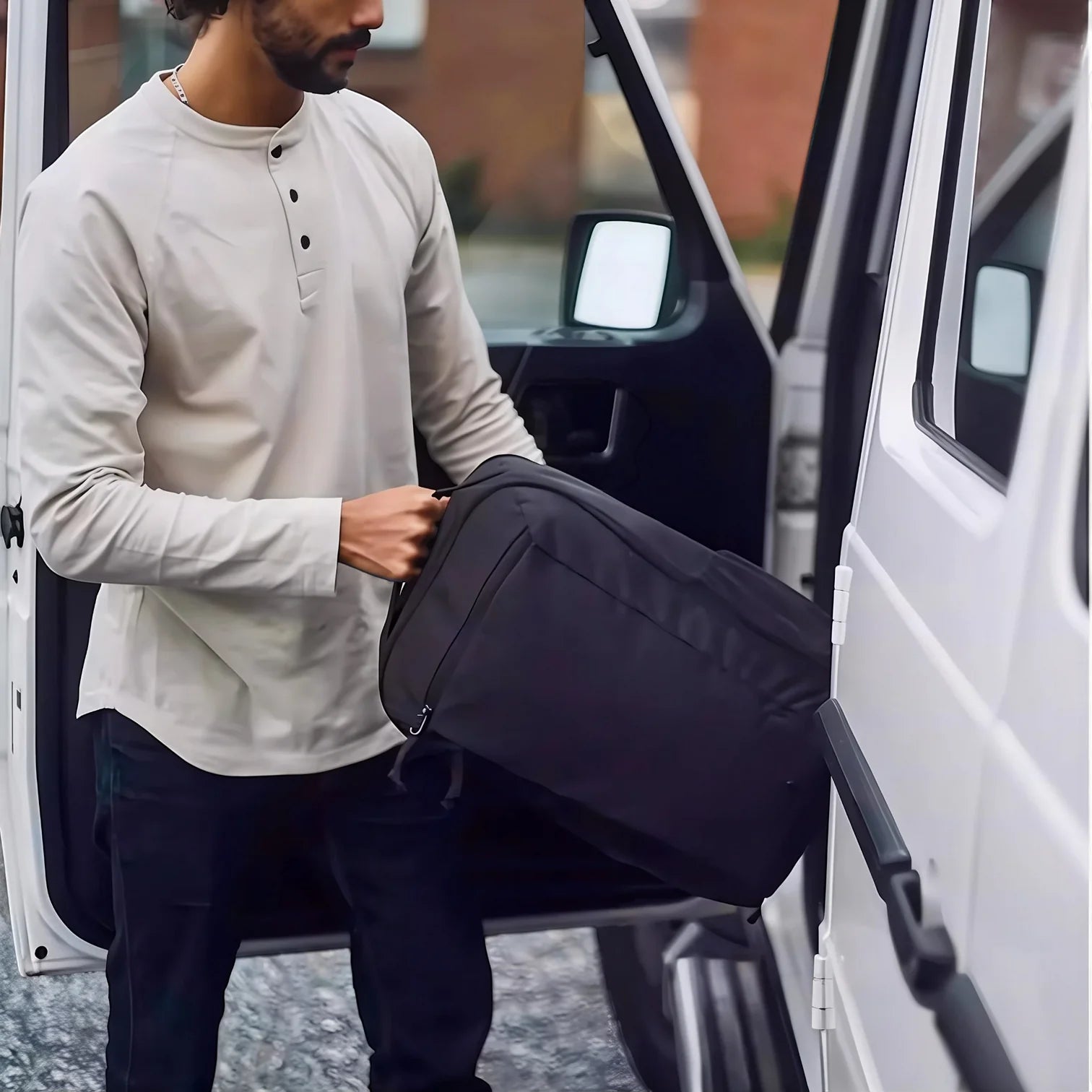 Sac à dos de voyage 26L CBT X noir minimaliste, tissu durable et coutures subtiles