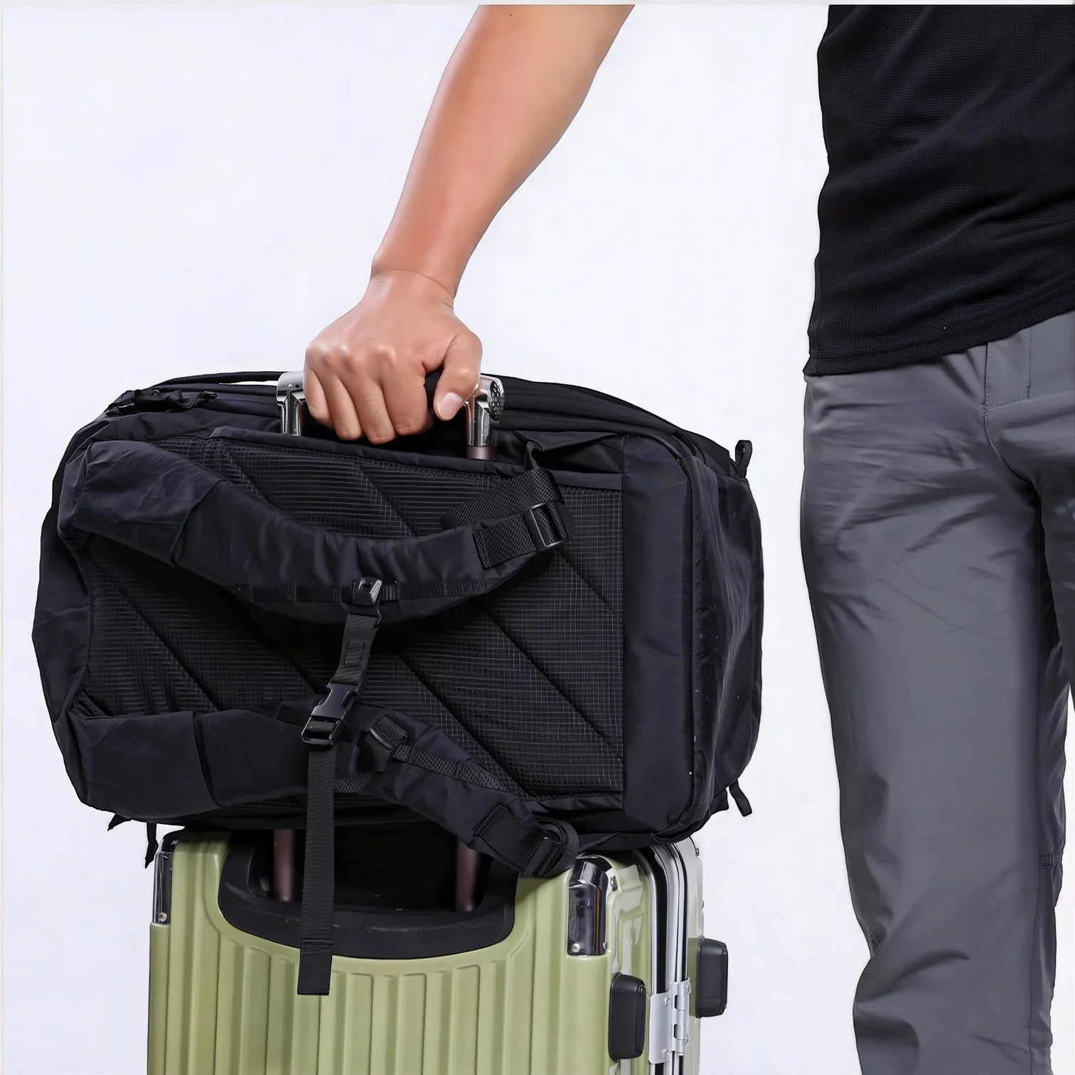 Sac à dos de voyage 26L CBT X noir tactique sur valise à roulettes