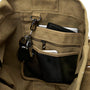 Sac à dos de voyage 40L en toile beige avec compartiments multiples, poche maillée et quincaillerie métallique
