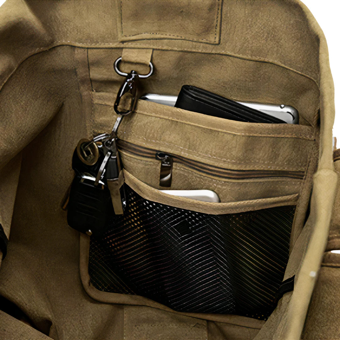 Sac à dos de voyage 40L en toile beige avec compartiments multiples, poche maillée et quincaillerie métallique