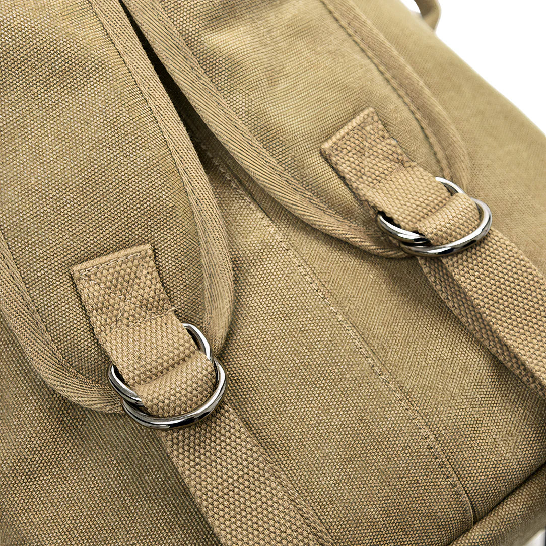Sac à dos de voyage 40L en toile beige avec sangles robustes et anneaux métalliques argentés