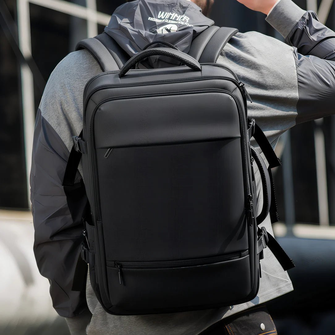 Sac à dos de voyage cabine AeroPack 30L extensible noir avec plusieurs compartiments et poignées