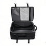 Valise noire ouverte avec plusieurs compartiments pour le Sac à dos de voyage AeroPack 30