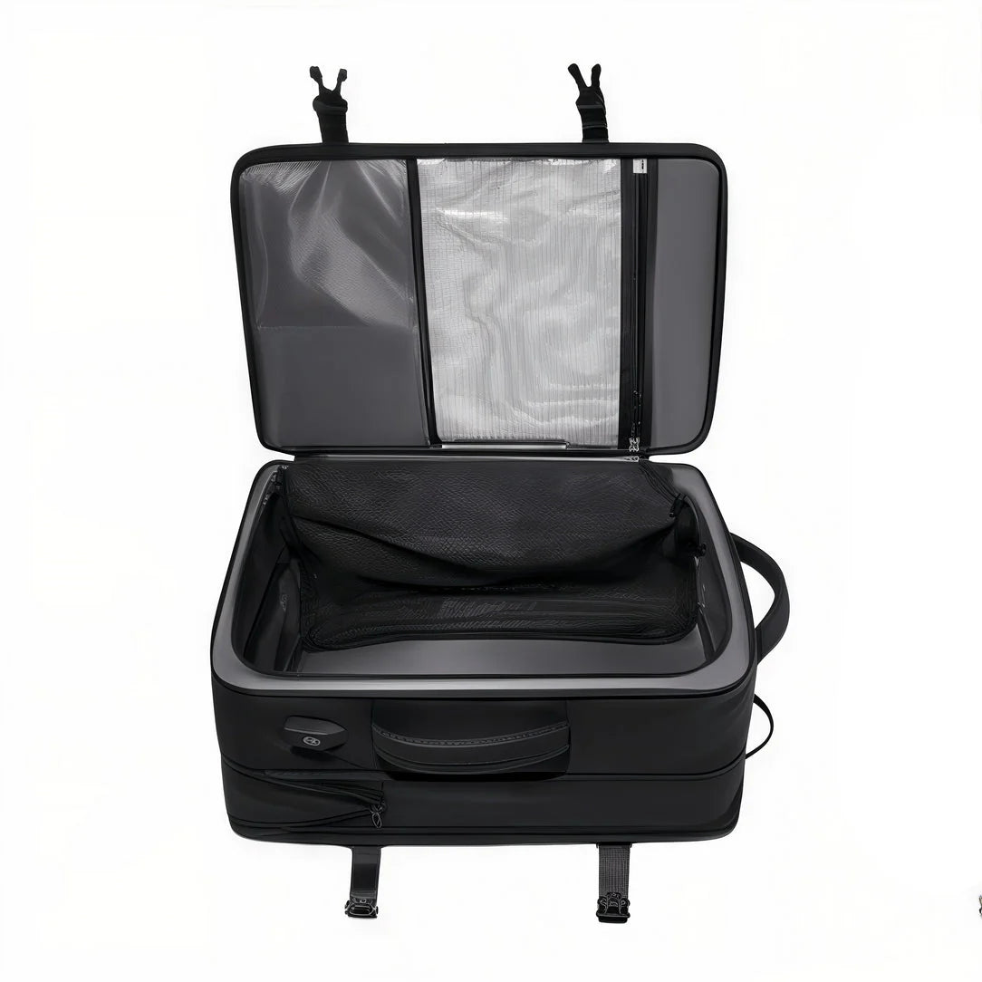 Valise noire ouverte avec plusieurs compartiments pour le Sac à dos de voyage AeroPack 30