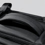 Poignée de transport en tissu noir texturé sur le Sac à dos de voyage AeroPack 30