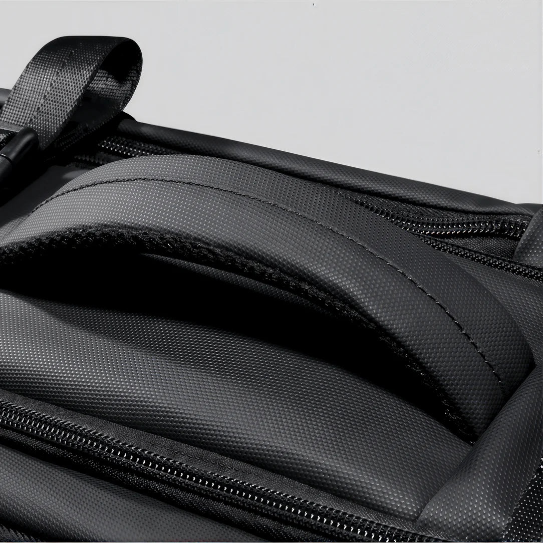 Poignée de transport en tissu noir texturé sur le Sac à dos de voyage AeroPack 30