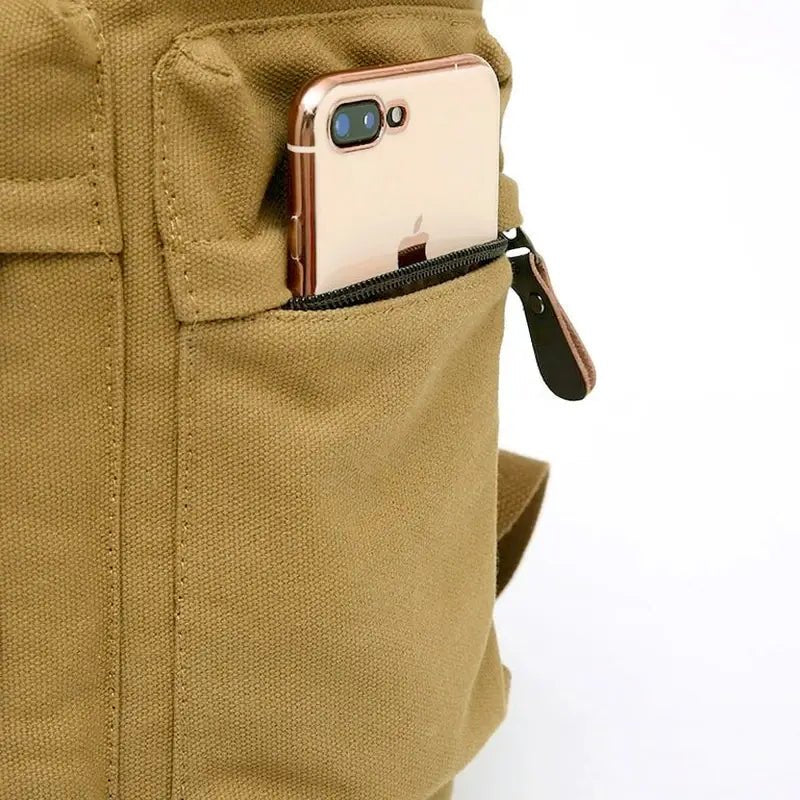 Sac à dos de voyage en toile kaki avec smartphone rose gold dans la poche extérieure zippée