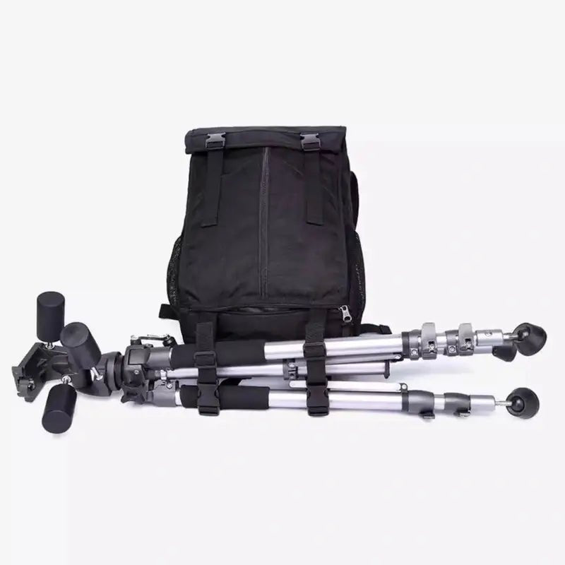 Sac à dos design noir avec trépied attaché pour photographie et voyage