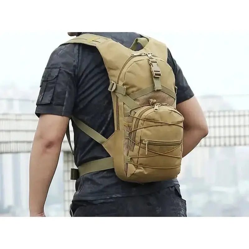 Sac à dos d hydratation 15l tactique beige porté sur le dos d une personne