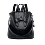 Sac à dos en cuir noir avec nœud papillon proéminent à lavant