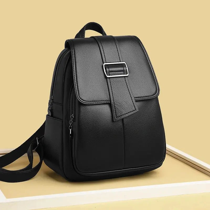Sac à dos en cuir noir pour femme avec rabat à boucle, élégant et pratique