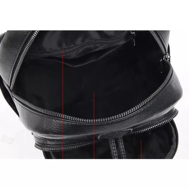 Sac à dos en cuir noir pour femme ouvert montrant son intérieur spacieux et poches zippées