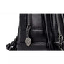 Sac à dos en cuir noir pour femme avec texture, deux compartiments zippés et pendentif en métal