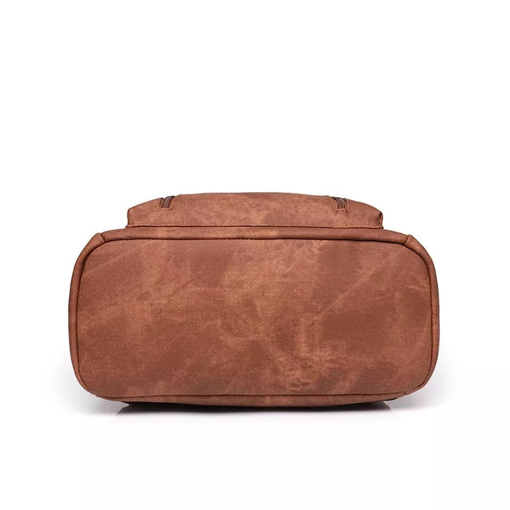 Vue inférieure d’un sac à dos en cuir végétal marron avec zippers visibles