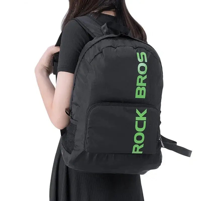 Sac à dos en nylon pliable noir avec lettrage vert ROCK BROS