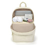 Sac à dos en tissu multi-compartiments ouvert avec ordinateur, casque et accessoires à l’intérieur