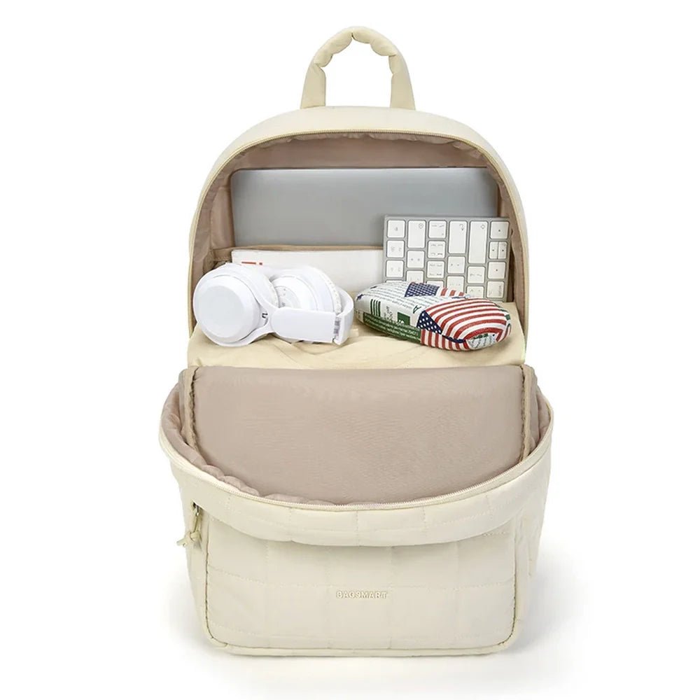 Sac à dos en tissu multi-compartiments ouvert avec ordinateur, casque et accessoires à l’intérieur