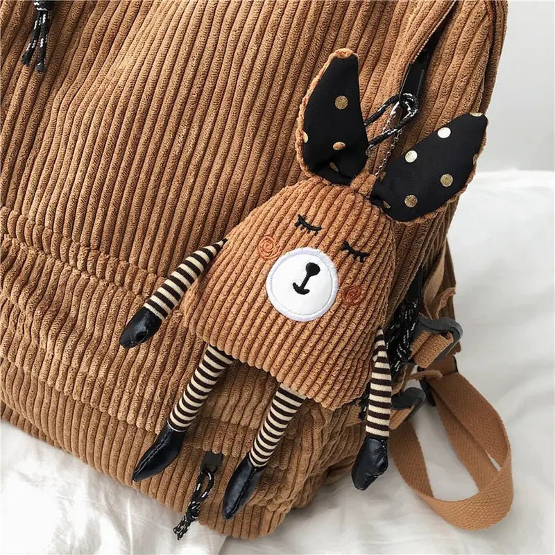 Sac à dos en velours brun avec porte-clés de cerf endormi