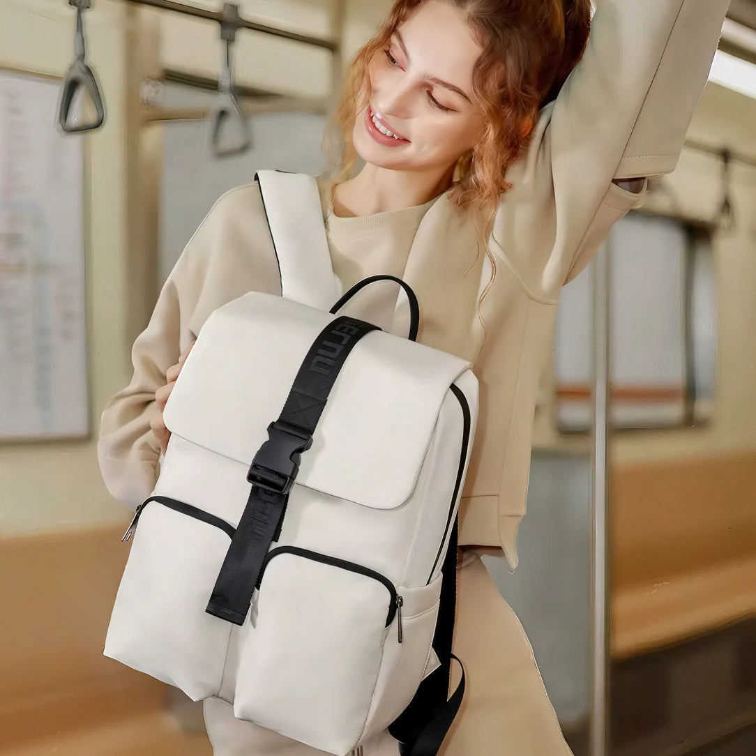 Sac à dos Equinoxe blanc avec accents noirs et sangles ajustables