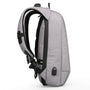 Sac à dos ergonomique gris clair avec accents noirs, sangle rembourrée et port USB externe