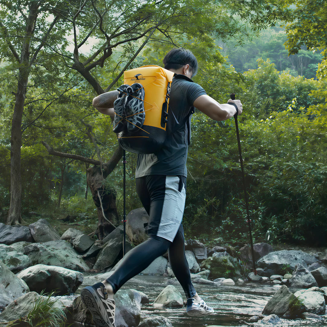 Sac à dos étanche jaune 40L avec accents noirs et logo visible