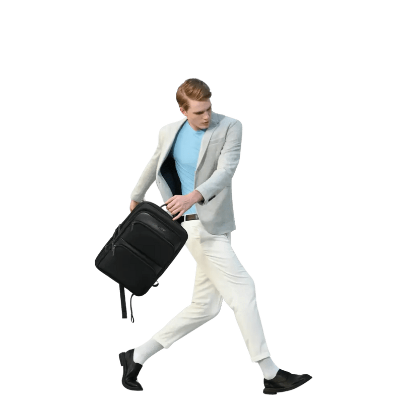 Homme avec veste claire, chemise bleue et pantalon blanc portant un sac à dos StellarFlex