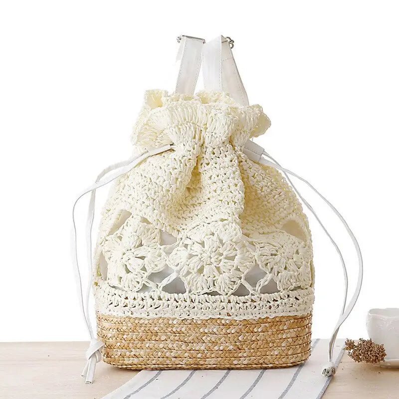 Sac à dos femme paille avec sac à cordon crème, base en paille tissée et bretelles blanches