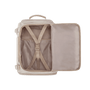 Valise beige ouverte avec sangles de compression internes pour Sac à dos femme voyage cabine