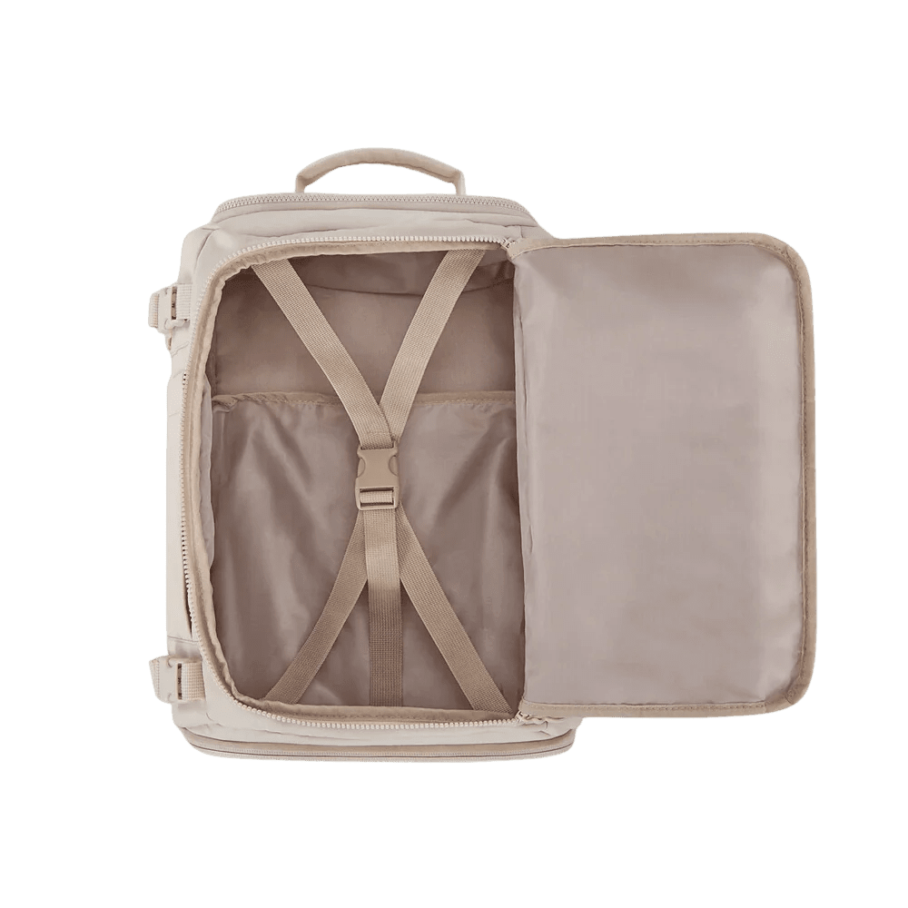 Valise beige ouverte avec sangles de compression internes pour Sac à dos femme voyage cabine